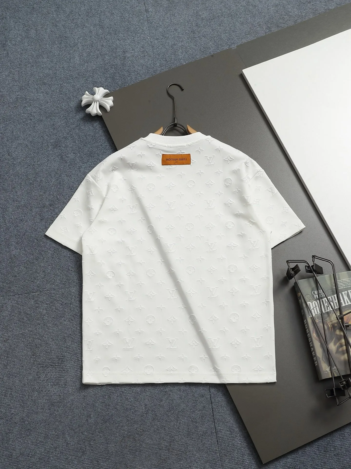 🅿️220 Louis Vuitton/Louis Vuitton Sweater jacquard towel embroidery The large logo is exquisitely upgraded, inspired by the retro embroidery of the 1980s. The original fabric is the same as the official short-sleeved T-shirt. The fabric is dyed in the same vat. It feels very comfortable. The latest brick cabinet synchronization for spring and summer. Fashionable and personalized. Super versatile and good-looking. It is very suitable for both men and women. A must-have for everyone. Hang tag. Collar label. Washed wheat. Complete with three labels. Color: black white. Size: S M L XL